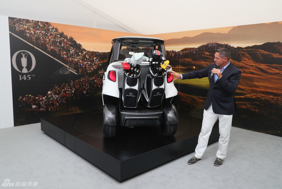 英国公开赛活动现场陈列的梅赛德斯奔驰Vision高尔夫球车，流畅线条与精致细节引人注目
