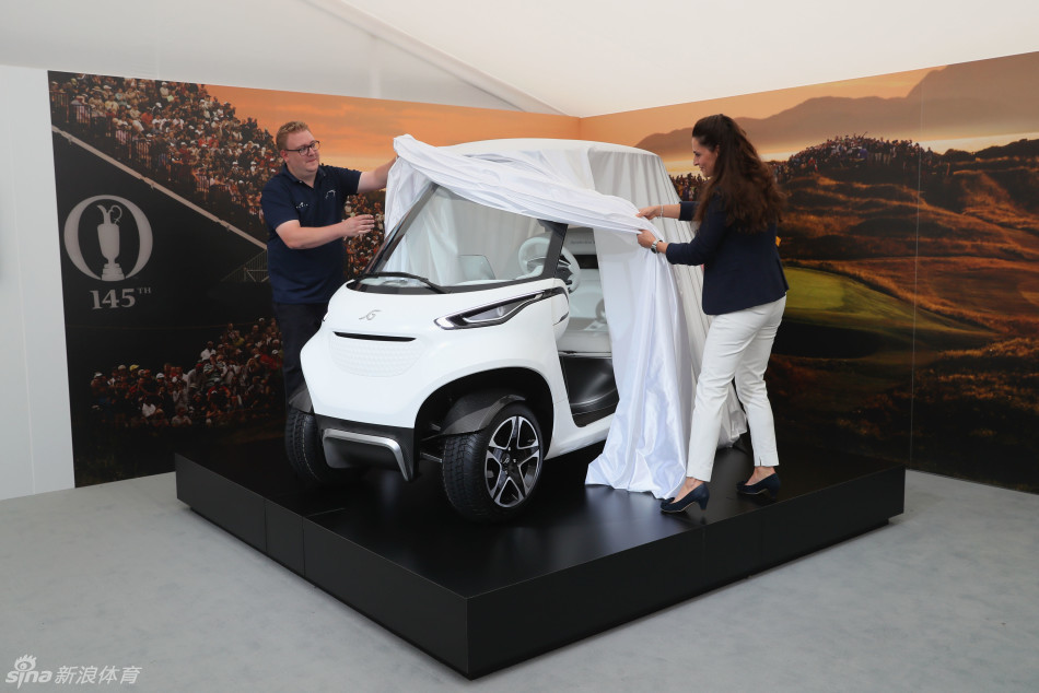 活动现场嘉宾们围绕在梅赛德斯奔驰高尔夫球车旁，仔细观摩并交流这款创新产品