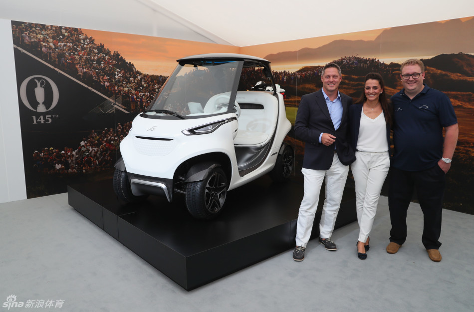 梅赛德斯奔驰设计总监戈登·瓦格纳与体育传讯负责人一同揭幕Vision Golf Cart概念球车，众人目光聚焦于未来感十足的设计