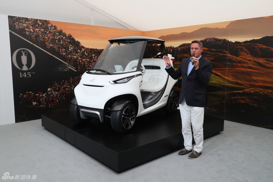 从近距离特写视角欣赏奔驰高尔夫球车的精湛工艺、皮质内饰与智能控制面板