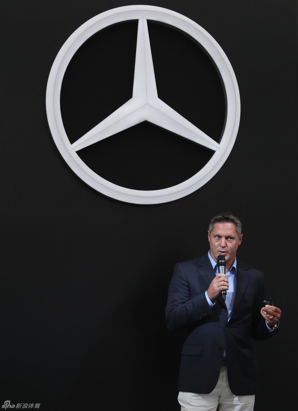 发布活动圆满结束，嘉宾与梅赛德斯奔驰Vision高尔夫球车合影，定格这一融合高端运动与创新设计的时刻