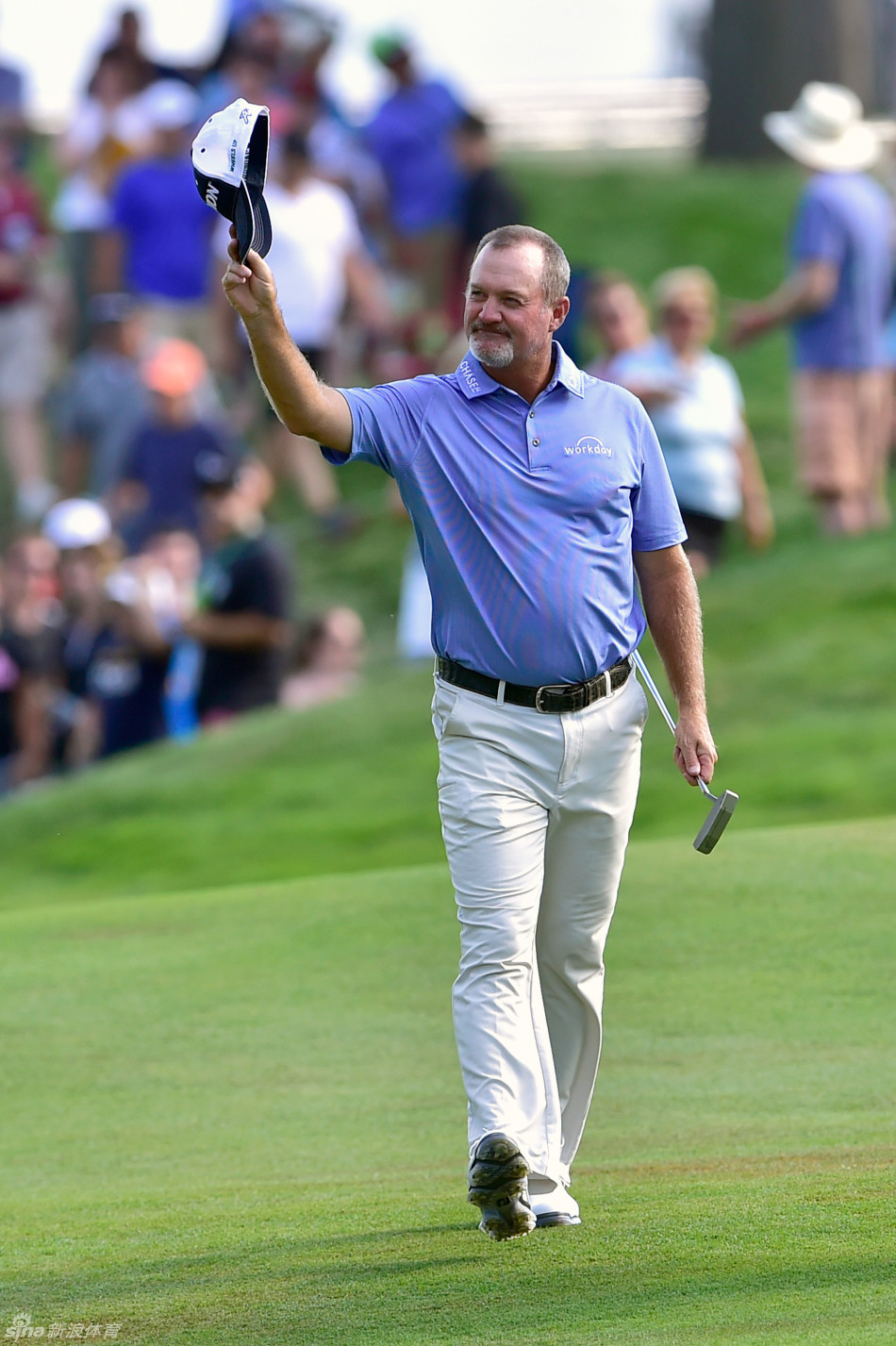 传奇老将吉姆·福瑞克高举双臂，向为他历史性58杆而欢呼的数千名观众致意。