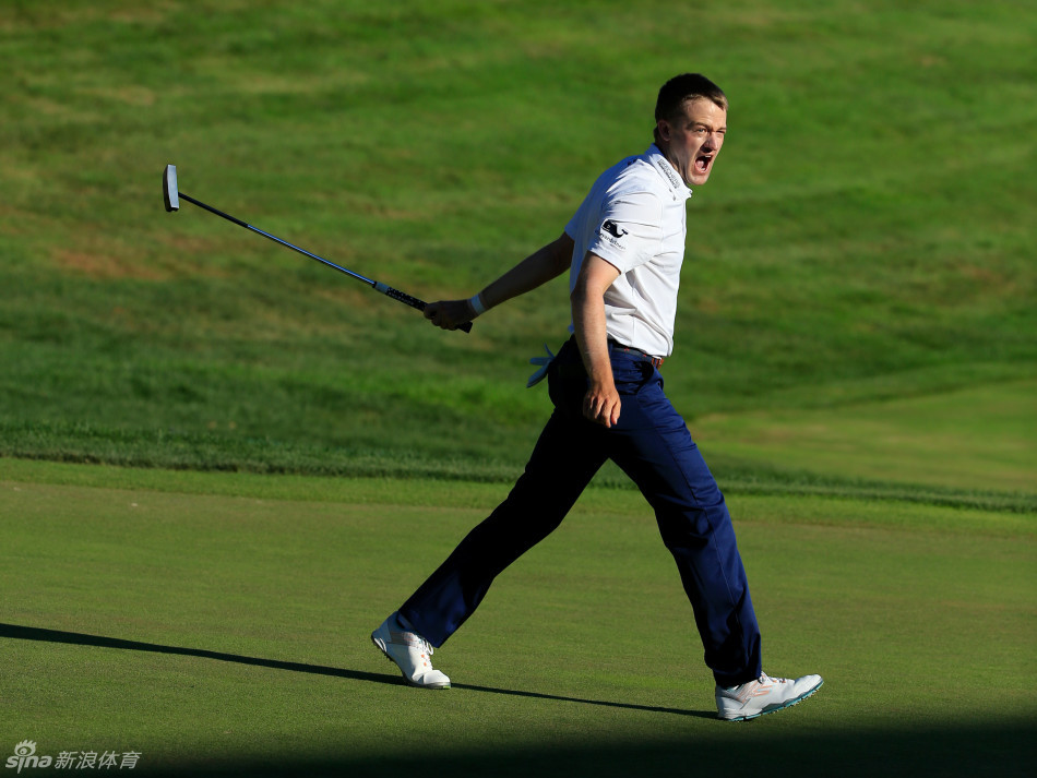诺克斯完成一次教科书般的完美收杆动作，身体平衡而舒展，目光追寻着小白球的飞行轨迹。