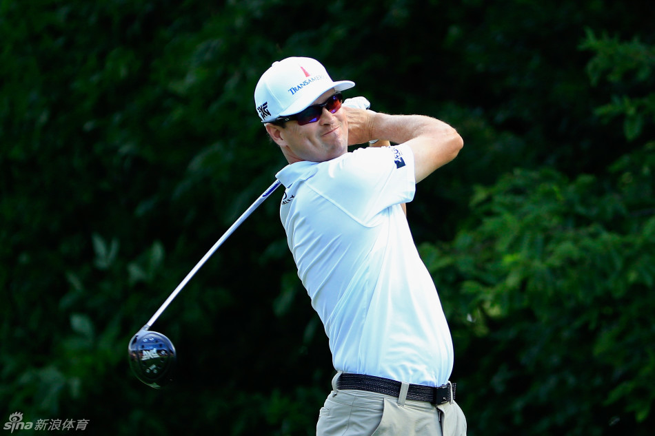 扎克·约翰逊在15号洞完成潇洒流畅的全挥杆收杆，身体平衡堪称教科书