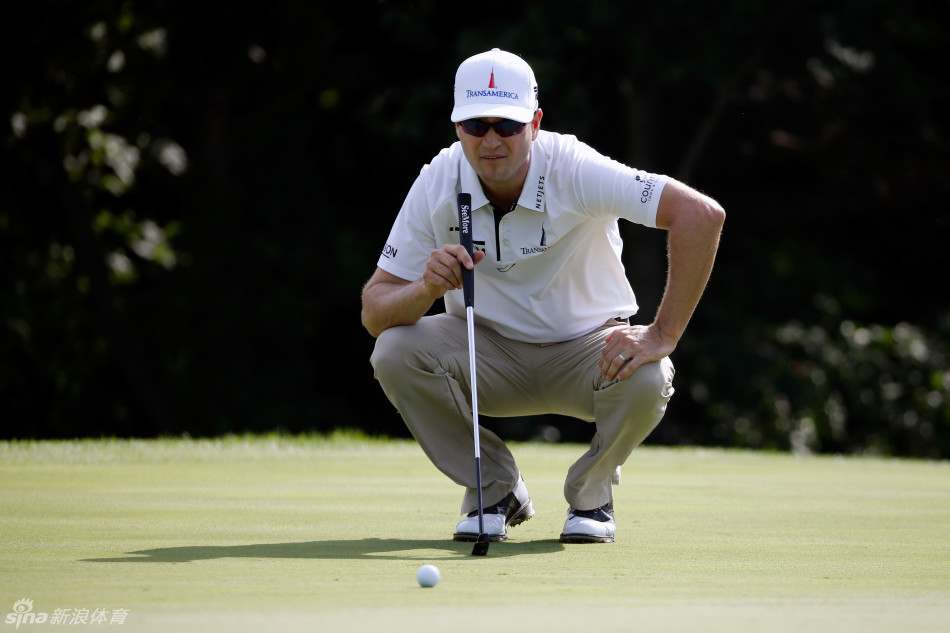 赖安·摩尔在17号洞果岭边凝视刚刚射下老鹰的小球，露出自信微笑