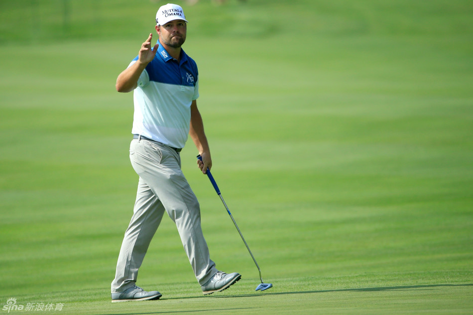帕特里克·罗杰斯在18号洞推杆进洞成功抓鸟，瞬间振臂庆祝