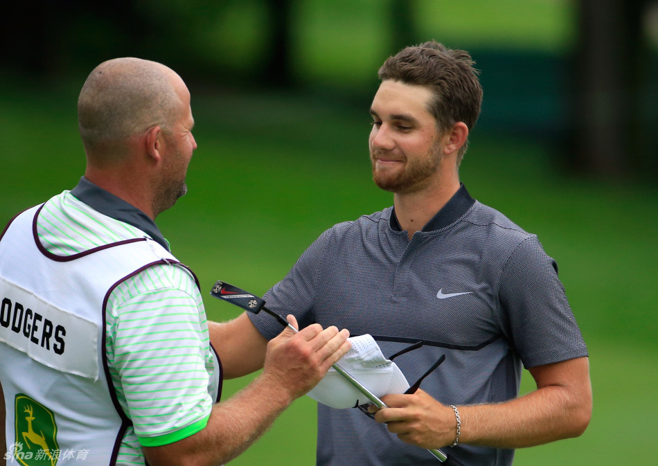 帕特里克·罗杰斯18号洞抓鸟后，与球童紧握拳头兴奋欢呼，共享喜悦