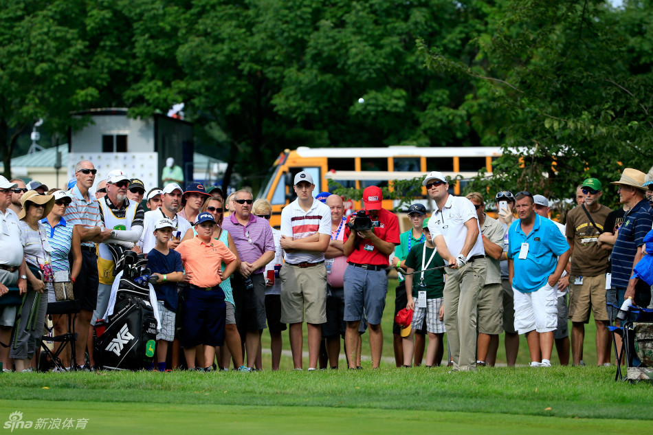 扎克·约翰逊凝神静气，在9号洞果岭外仔细斟酌下一杆的切击线路与力度