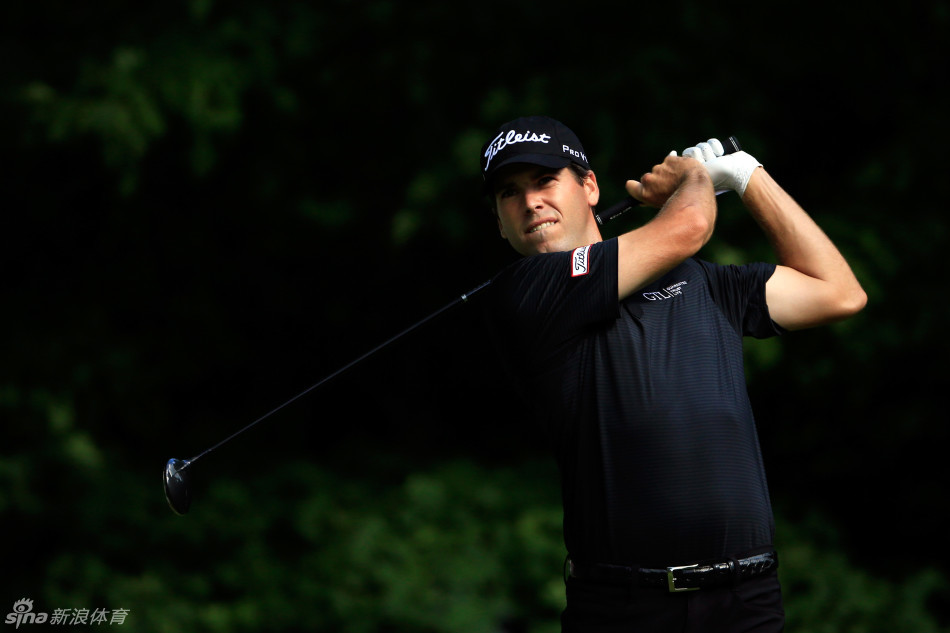 本·马丁在成功推杆后，面向观众席展露笑容并挥手致意，分享喜悦。