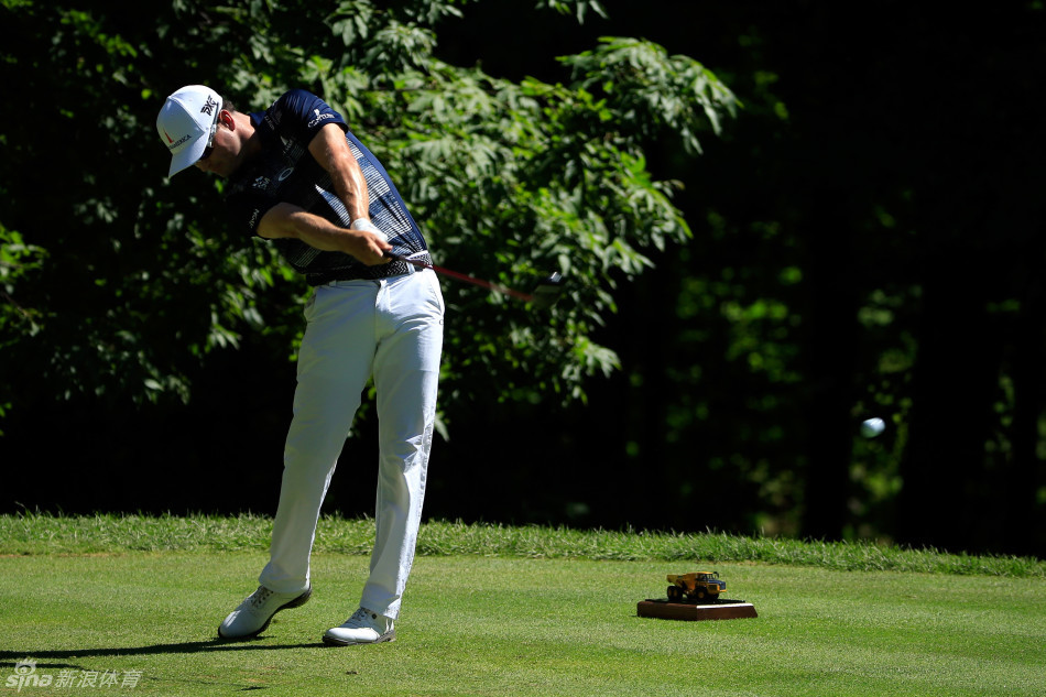 摩根·霍夫曼在果岭上俯身进行关键推杆，神情专注，周围是同样屏息凝神的观众。