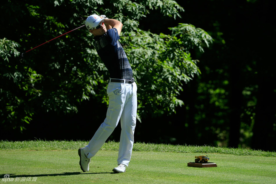 本·马丁完成一次优雅流畅的收杆动作，身体平衡保持完美，目光追随小球飞行的轨迹。