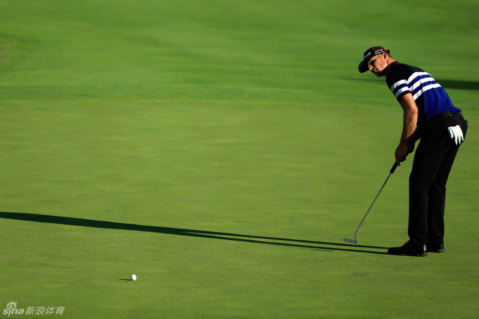 扎克·约翰逊完成一次干净利落的收杆，动作标准，在赛后空旷的练习场上独自反思调整。