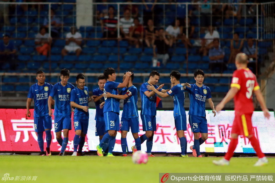 南京奥体中心沸腾了！苏宁球员紧紧相拥，莫雷洛张开双臂狂奔怒吼，与队友击掌的瞬间，那份属于胜利者的狂喜几乎要溢出屏幕。