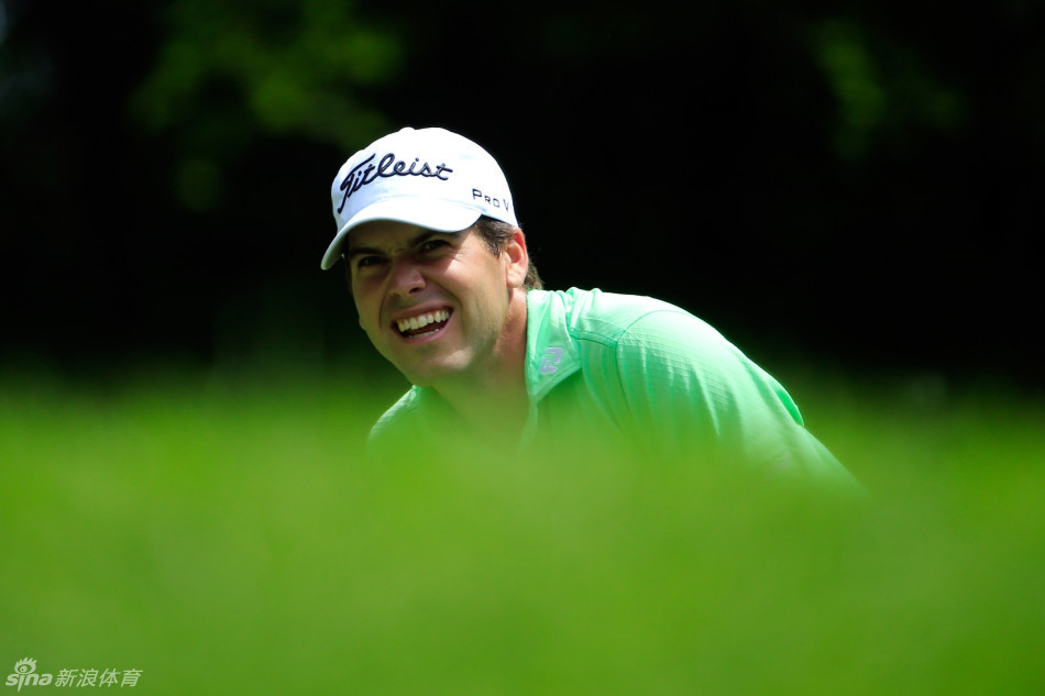 维斯利·布莱恩身穿亮眼粉色上衣,在果岭边冷静观察球线。