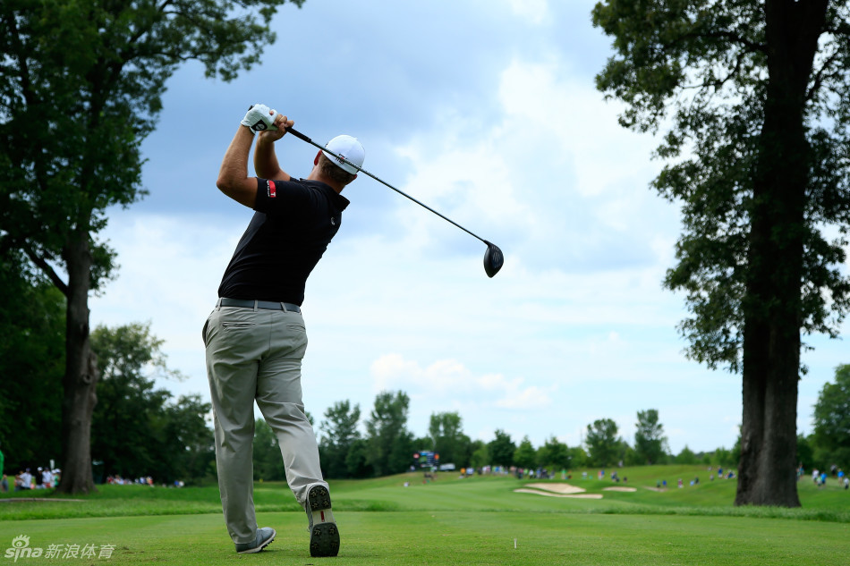 摩尔与亚军本·马丁在记分处附近轻松谈笑,气氛友好融洽。