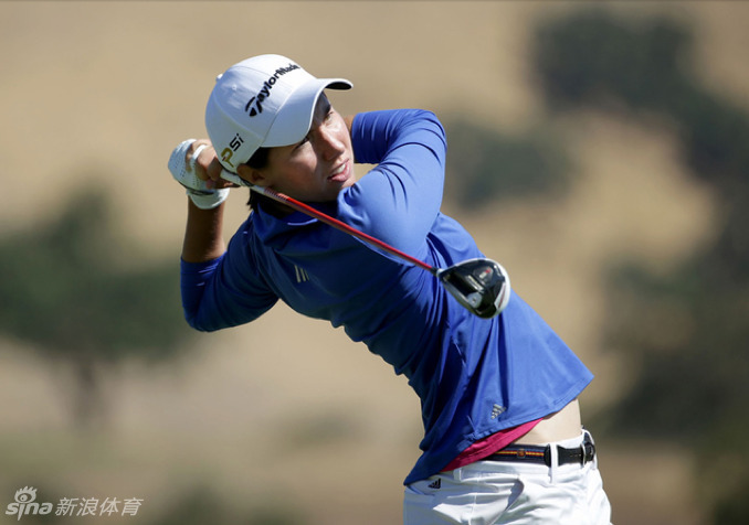 韩国名将田仁智在果岭上仔细研读推杆线路，手指轻抚草坪感受草纹走向，专业态度令人敬佩