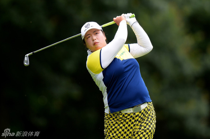 西班牙选手卡洛塔-希甘达完成精彩切杆后露出灿烂笑容，阳光洒在她红色的队服上闪耀着胜利的光芒