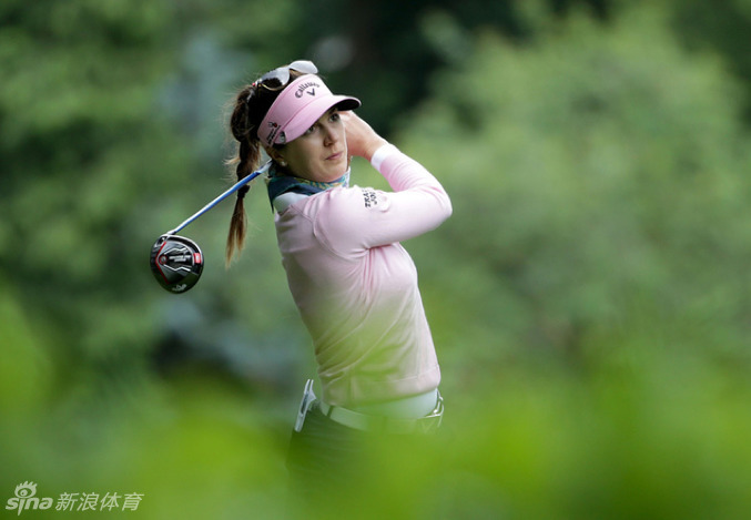 德国球员桑德拉-嘉儿在长草区冷静救球，身体保持完美平衡，展现高超的困难球位处理能力