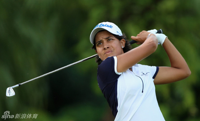 巴拉圭选手朱莉塔-格兰娜达与球童讨论攻果岭策略，南美选手的热情与专注在奥运舞台上绽放异彩