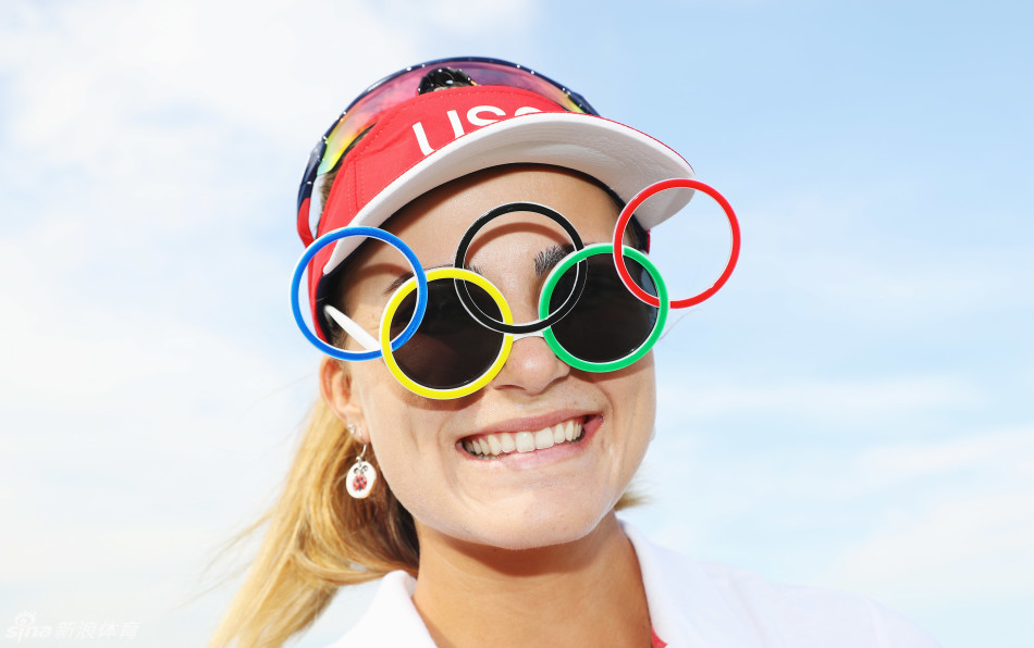 韩国冠军朴仁妃在比赛中优雅挥杆，动作流畅而充满力量，彰显其作为世界顶尖球后的冠军风范。