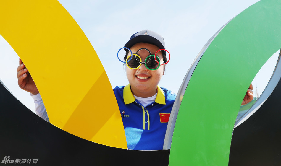 中国选手冯珊珊在奥运果岭上专注推杆，目光坚定，这一刻凝聚了中国高尔夫多年的等待与希望。