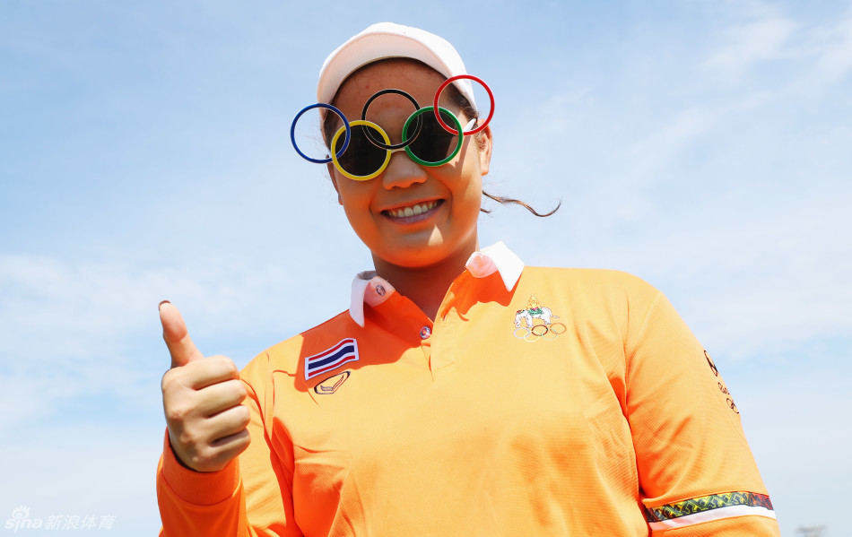 颁奖典礼上，三位亚洲面孔的获奖者朴仁妃、高宝璟、冯珊珊手持花束合影，笑容灿烂，开创了奥运高尔夫的新纪元。