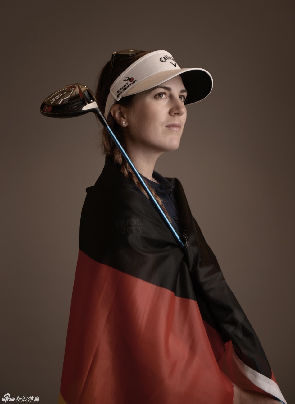 奥运领奖台上运动员眼含热泪身披国旗，荣耀时刻令人心潮澎湃