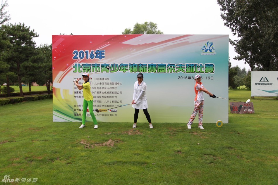 选手全神贯注地进行试挥，球杆在空中划出流畅弧线，这是击球前至关重要的节奏预演。