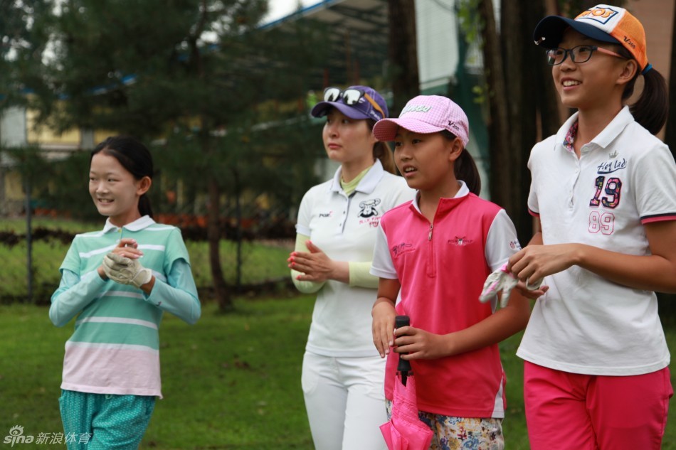 赛场上的趣味瞬间吸引大家会心一笑，紧张比赛之余的轻松插曲同样令人难忘。