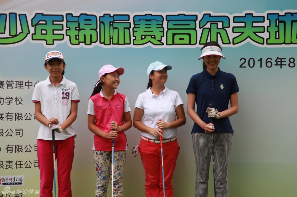 高球爱好者们快乐挥杆，享受阳光、绿草与运动带来的纯粹乐趣。