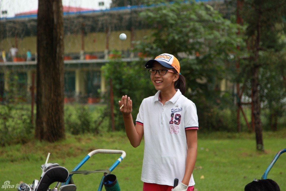 选手从容做出标准铁杆收杆动作，身姿挺拔而稳定，尽显专业风范。