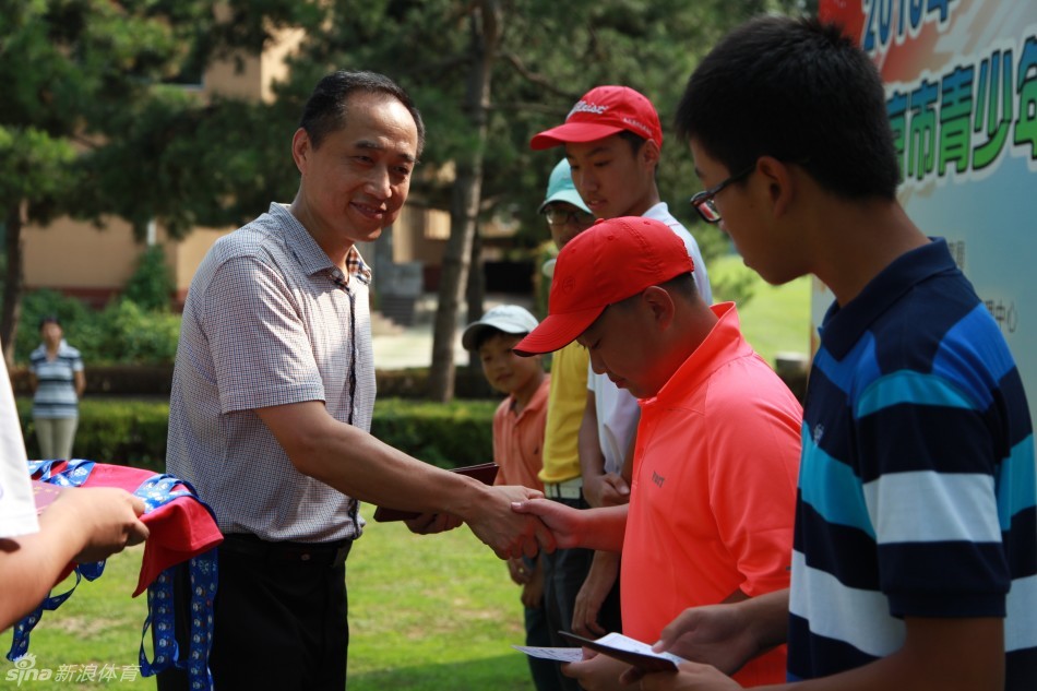 颁奖典礼上，冠军手捧奖杯笑容灿烂，胜利的喜悦感染着现场每一位观众。