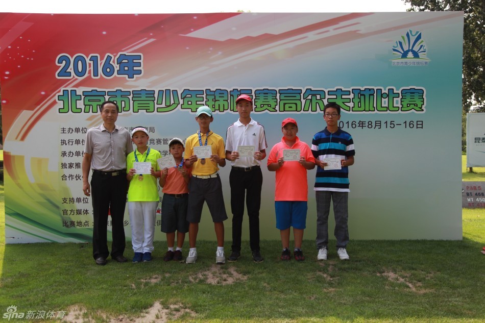 获奖后的大合影，每个人脸上都洋溢着笑容，这是对共同经历的最佳纪念。