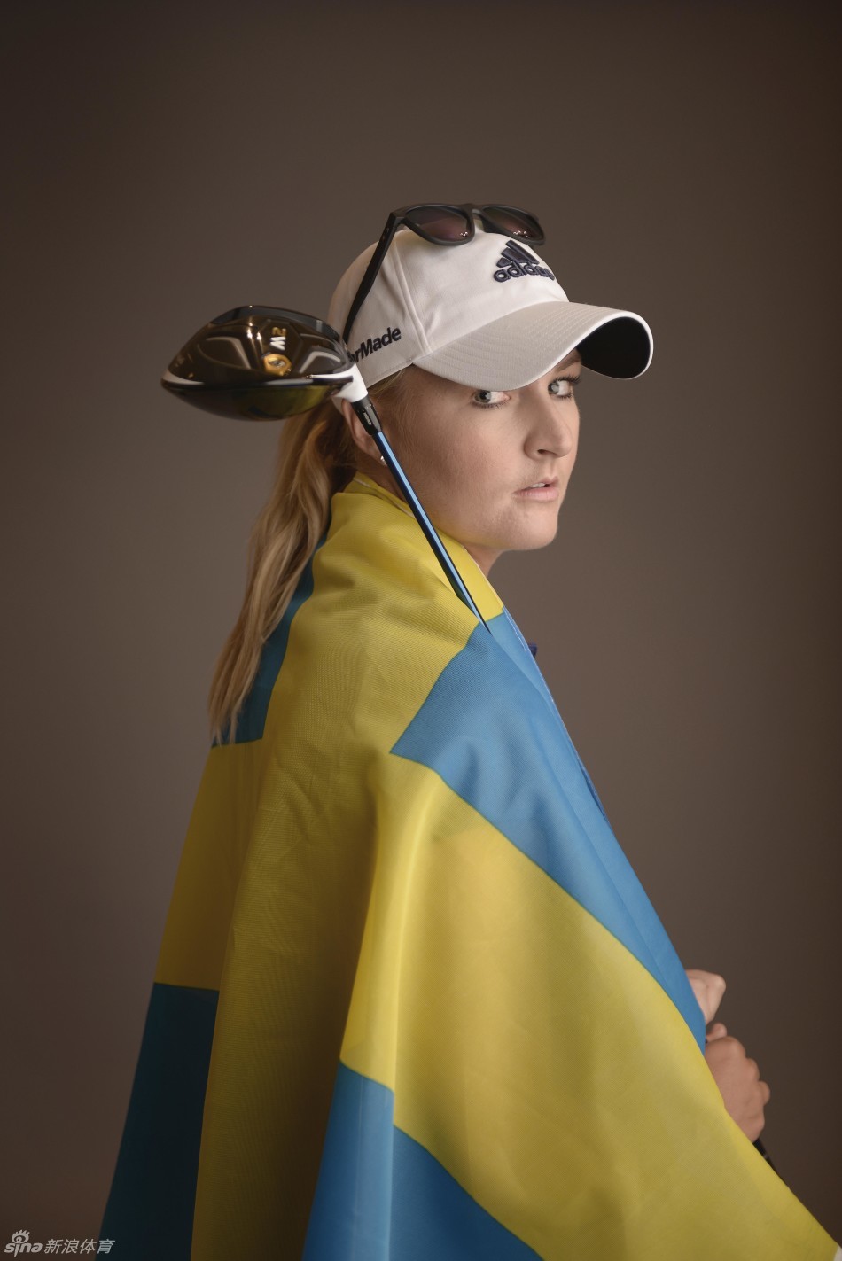 高尔夫冠军走进校园，笑容满面地指导孩童握杆，传递运动快乐