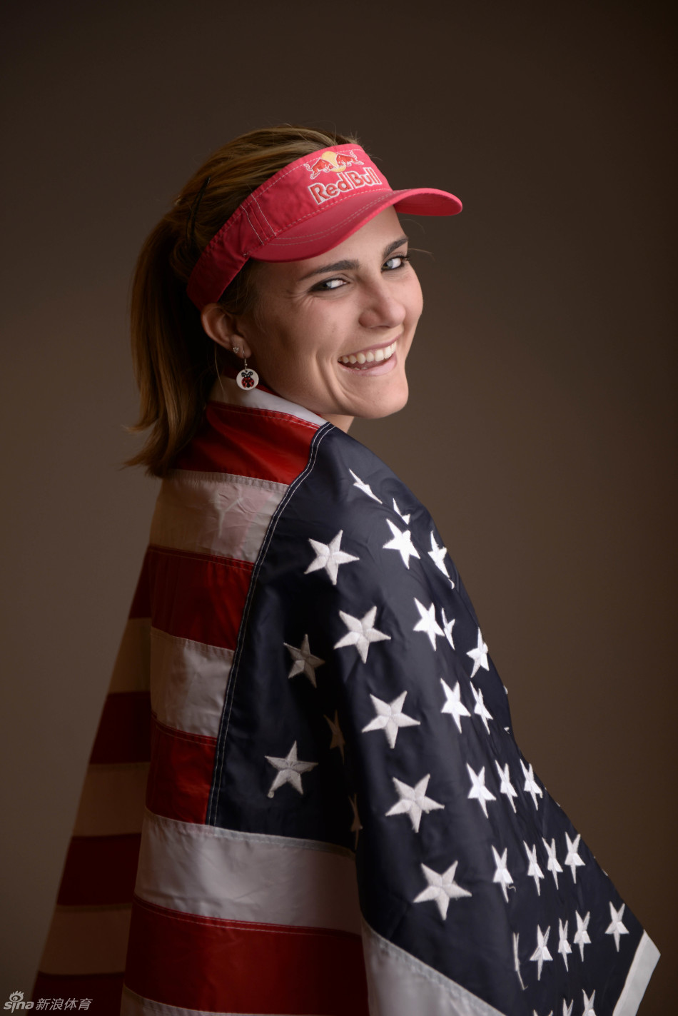 瑞典球星安娜·诺德奎斯特在沙坑中潇洒挥杆，沙砾飞扬间尽显冠军风范