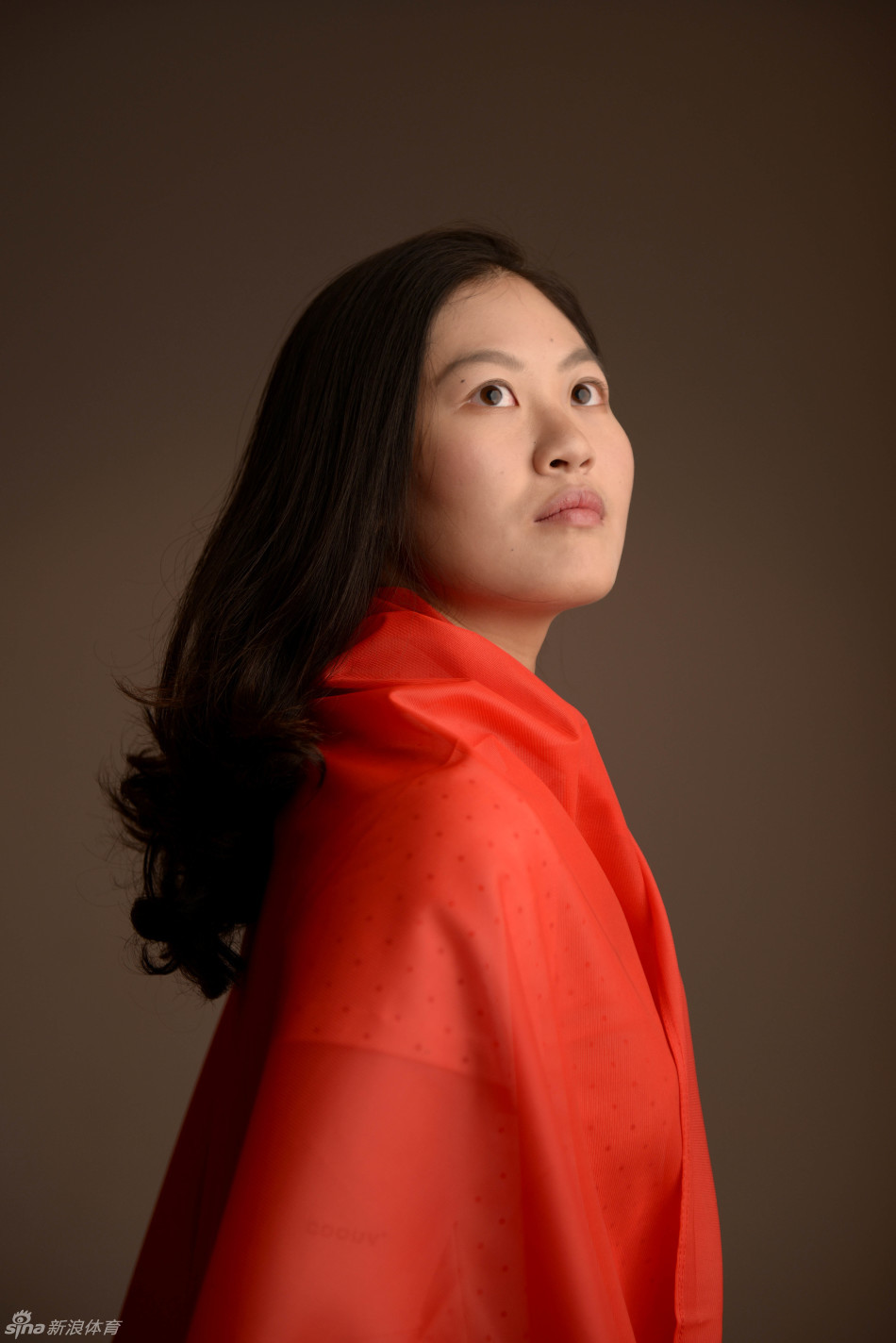 加拿大名将布鲁克·亨德森在果岭边专注凝视，正准备完成关键一推