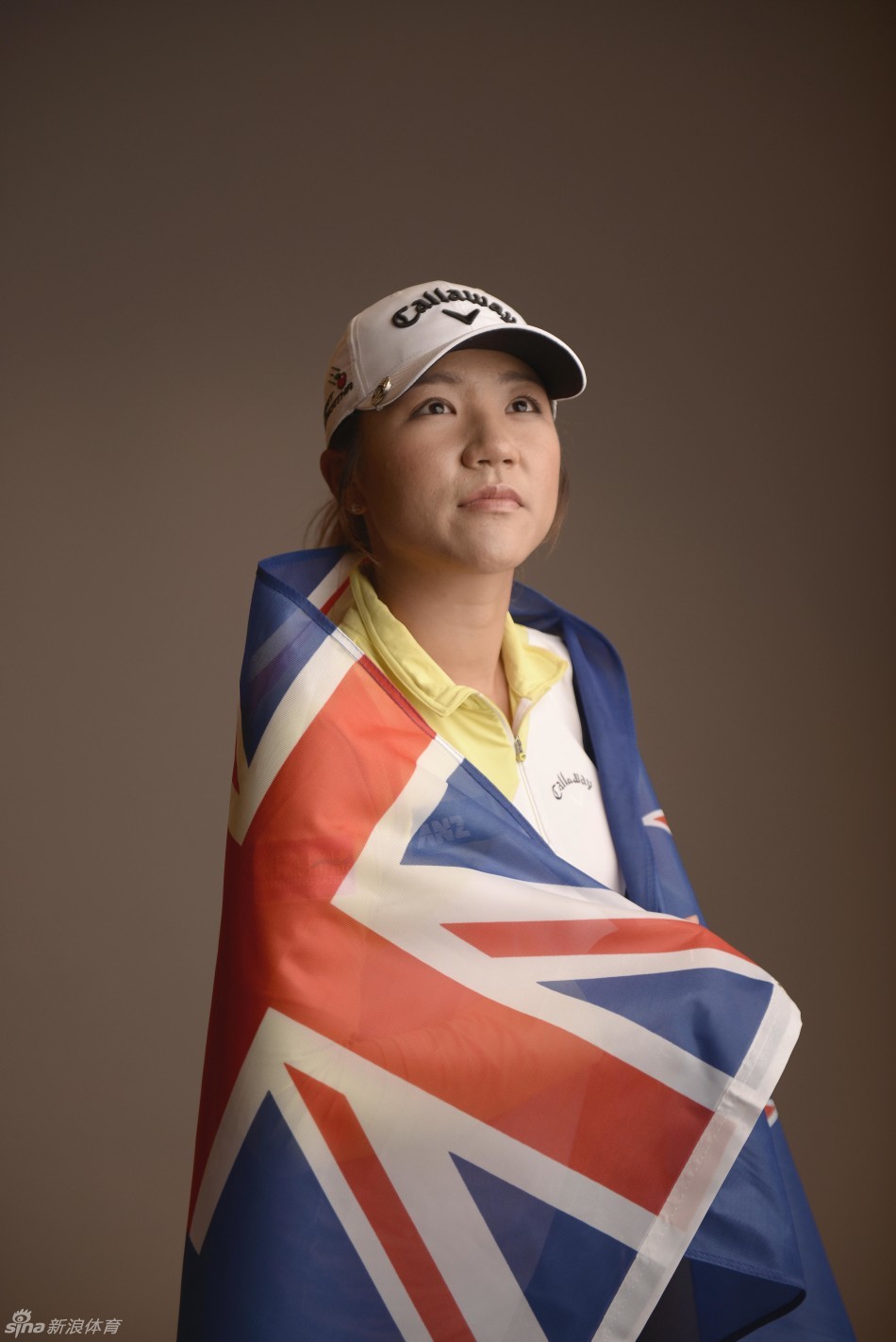 中国高尔夫新生代力量在球道上自信挥杆，动作流畅充满朝气