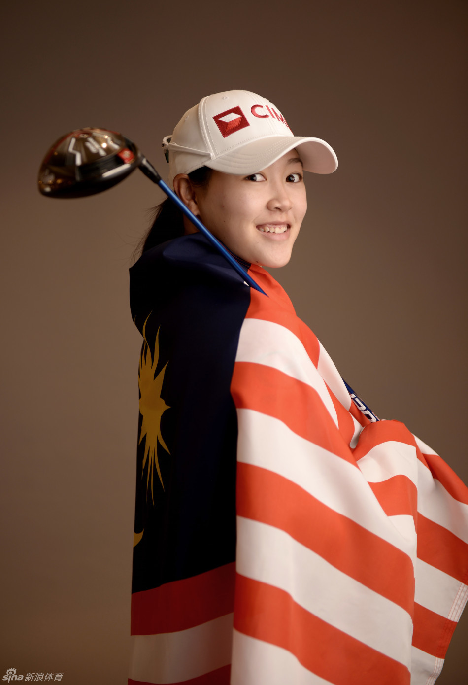 国际赛事中不同国家选手同组竞技，在球道上并肩行走交流心得