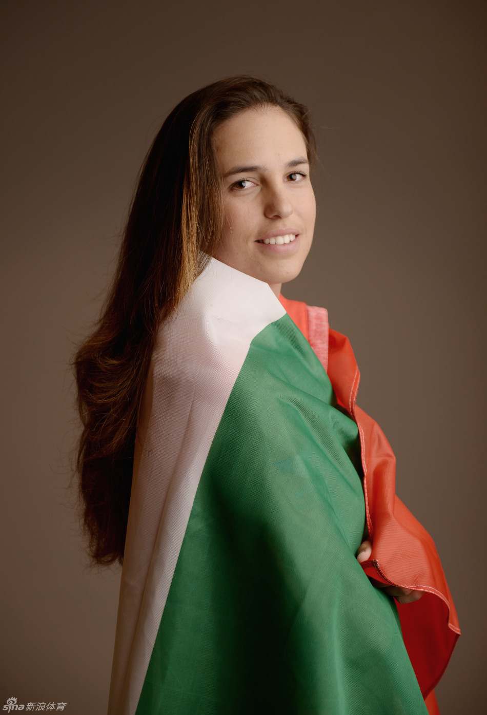 年轻球员在练习场刻苦训练，无数高尔夫球在空中划出整齐轨迹