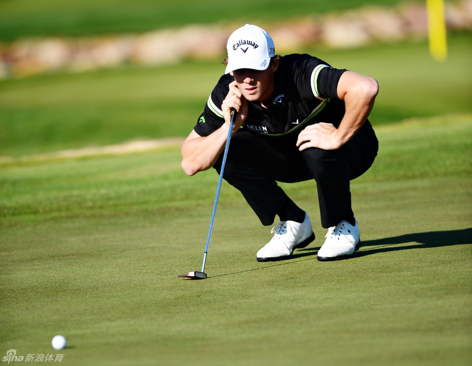 赛事裁判或球童正跪在果岭边卖力地查看推击线路，工作一丝不苟