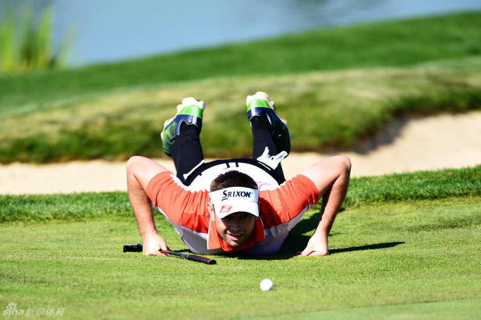 托马斯-皮特斯在长草中观察球位，神情专注，卫冕之路面临挑战