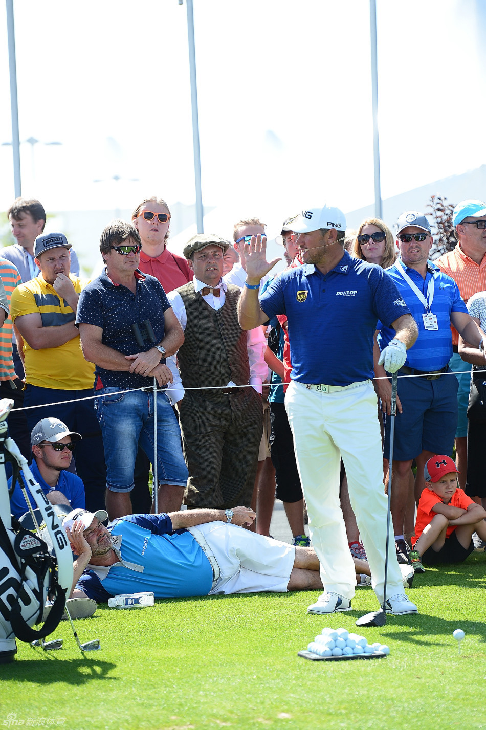 大卫-豪威尔从沙坑中成功救球，沙砾飞溅瞬间展现精湛的短杆技术