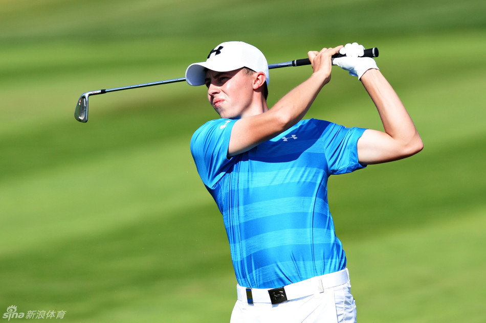 美国名将约翰-达利在球道上大力开球，标志性的挥杆动作充满力量感