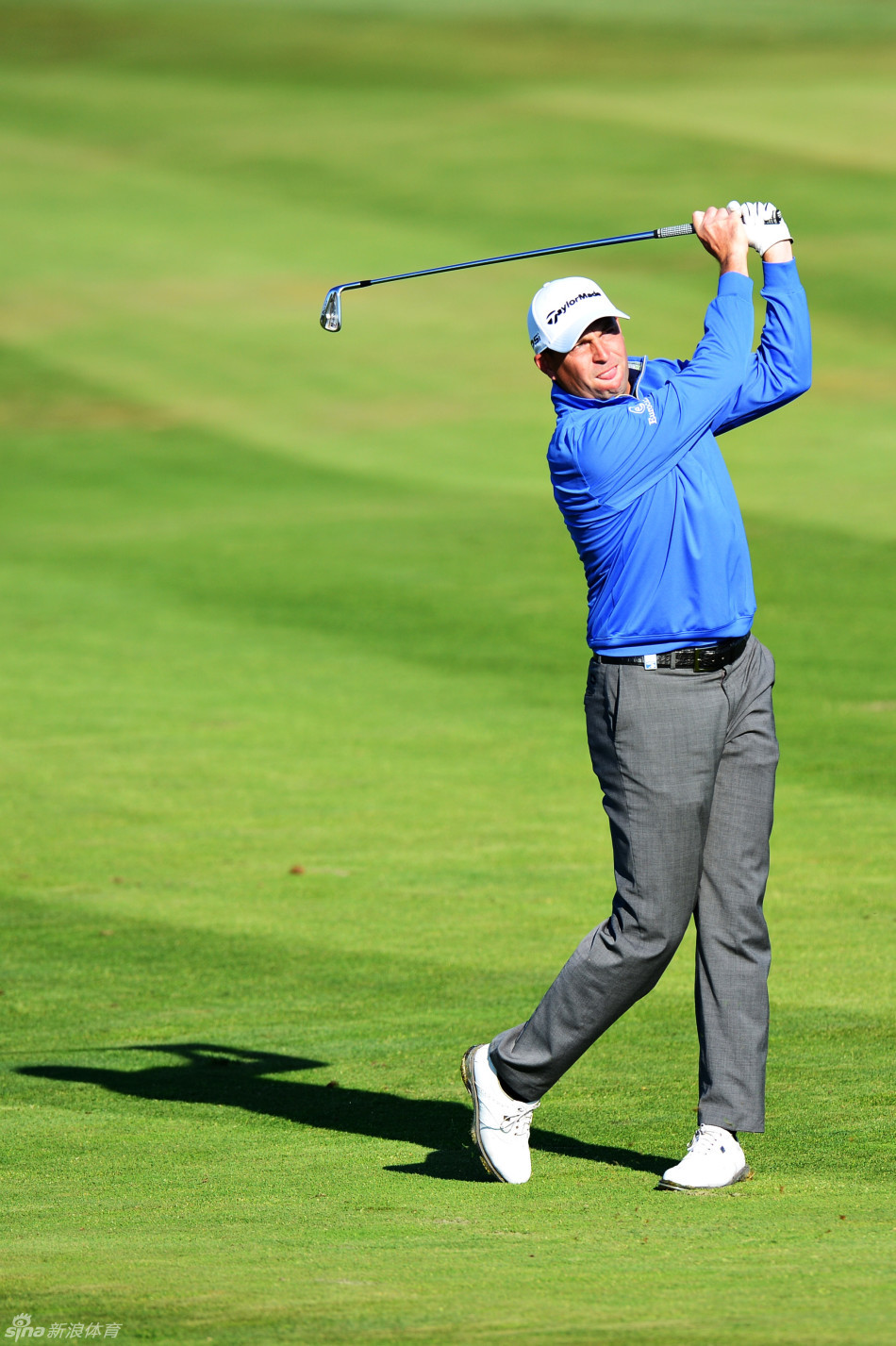 大卫·豪威尔果岭推杆出手瞬间，专注神情与静谧赛场形成对比。