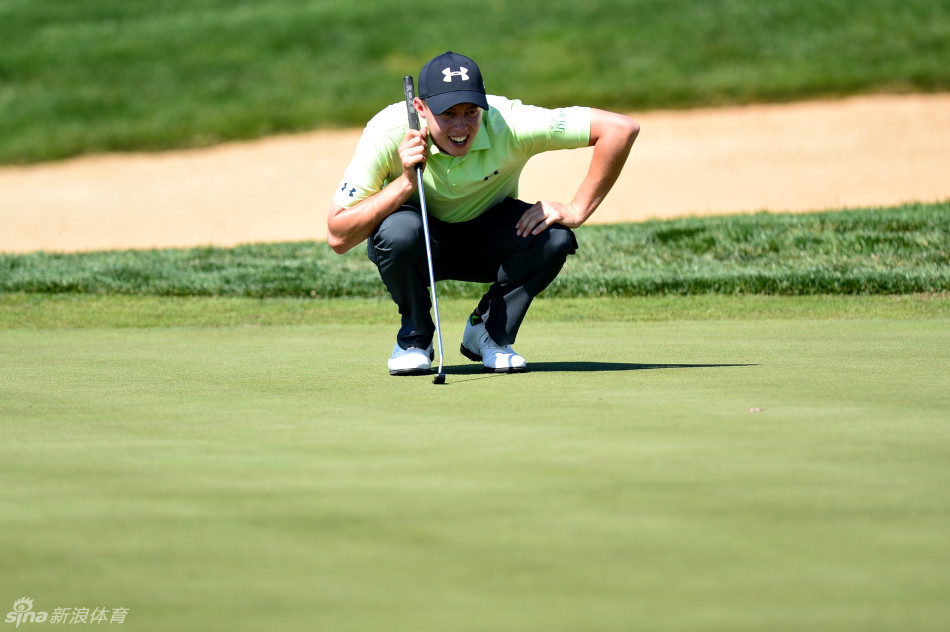 马修·菲茨帕特里克躬身仔细研读果岭起伏，不放过任何细节。