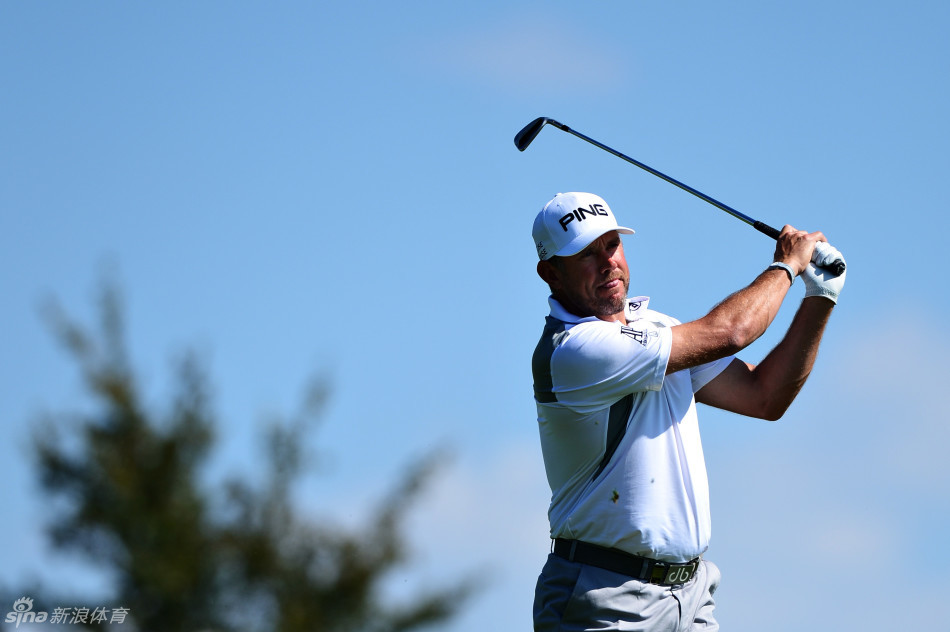 老将李·维斯特伍德在沙坑中奋力救球，沙砾飞扬展现不屈斗志。