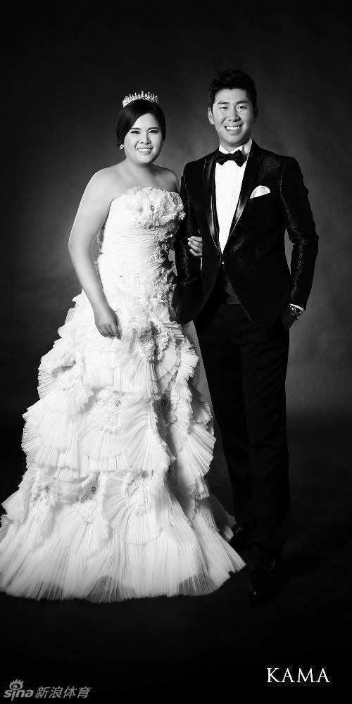 朴仁妃休闲装扮漫步林间：身着简约休闲服的她漫步在秋日树林中，落叶铺就金色地毯