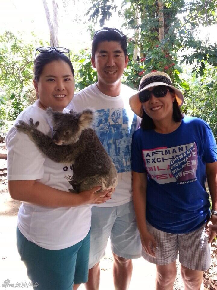 朴仁妃时尚大片侧影：在专业影棚灯光下，她的轮廓被精心勾勒，展现运动员的力与美