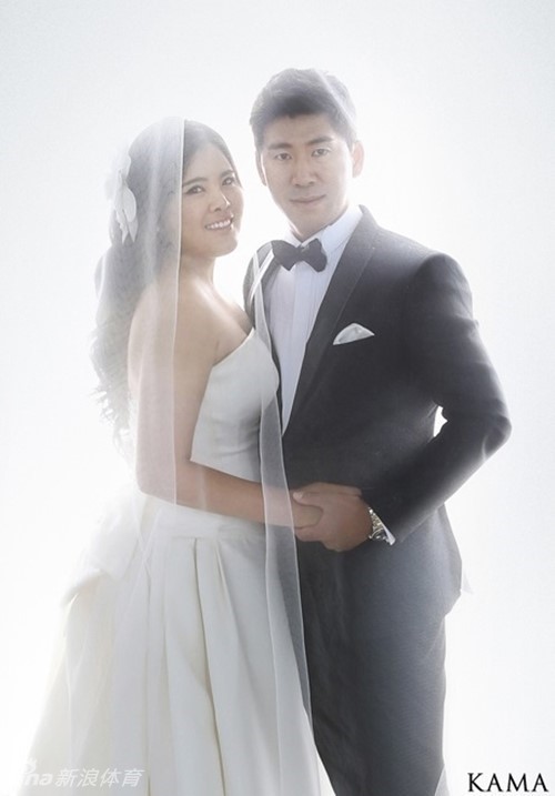 朴仁妃高尔夫挥杆瞬间：在专业摄影棚中，她优雅而有力地挥动球杆，动作流畅如诗