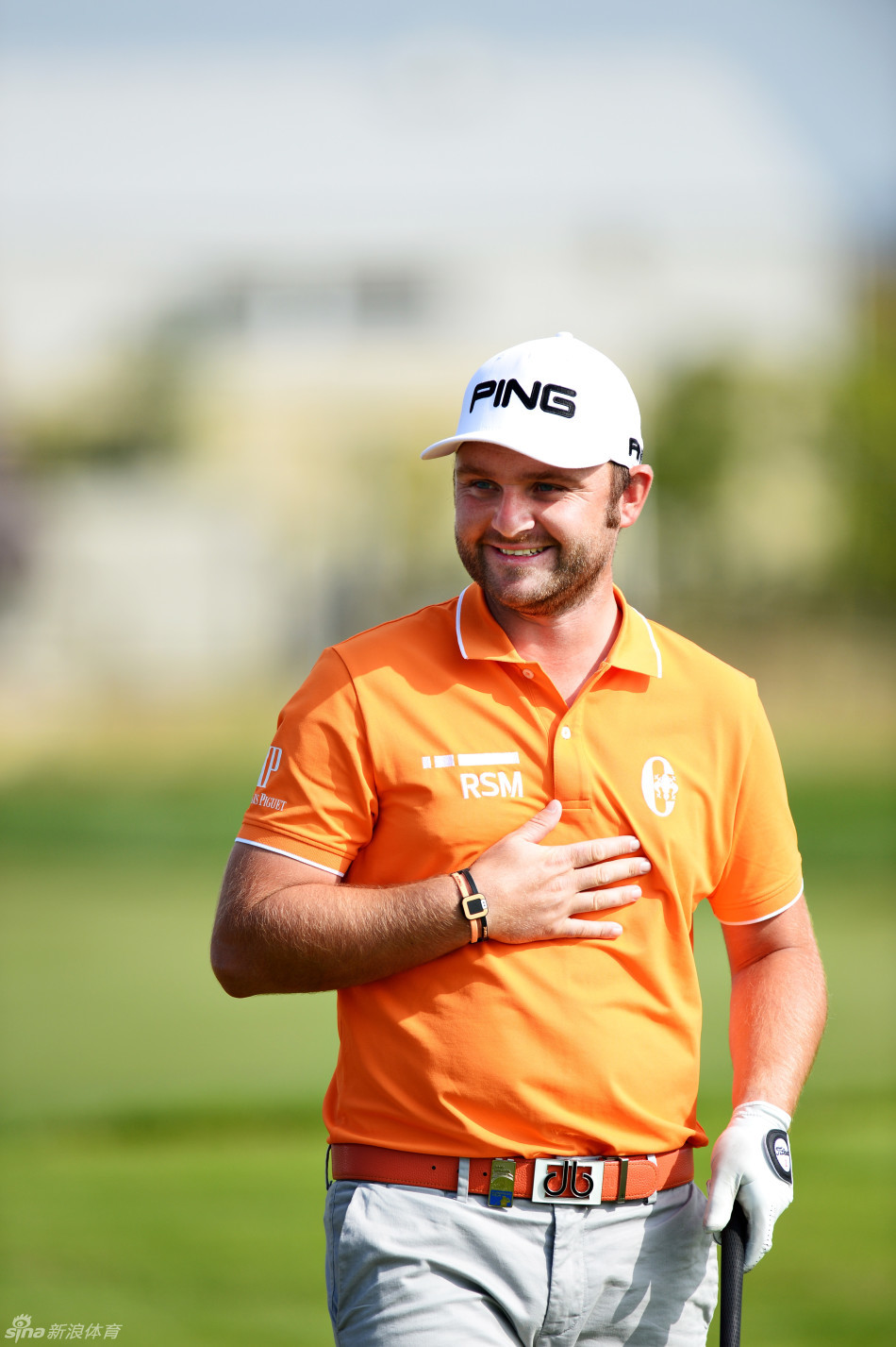 托马斯-皮特斯在第三轮比赛中走过水障碍，他正稳健地走在卫冕之路上。